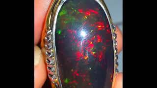 Black opal dengan ukuran besar dan warna kontras