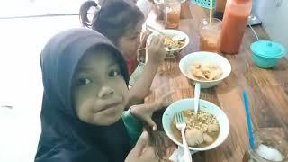 Makan bakso mie ayam rame rame bareng pandawa 5