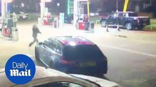 Petrol station worker hit by a driver who leaves without paying