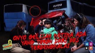 KAKAK BERADIK PODCAST -  ONYO MULAI GELISAH KETIKA TAHU ADA YANG TURUN DARI BUS YANG TERBENGKALAI 