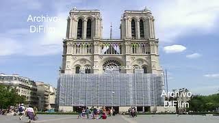 Catedral de Notre Dame en remodelacion - Turistas caminando en plaza 1998