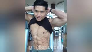 Personal trainer Erick Fernando pamer otot kekar