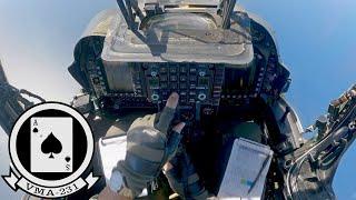 USMC Pik-Ass. AV-8B Harrier II-Kampfflugzeug. Im Cockpit bei Übungen.