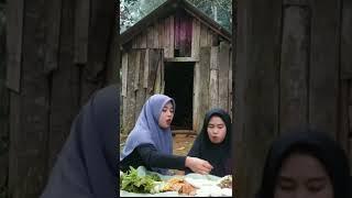 Suasana Gadis desa makan di saung sawah  #short