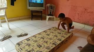 Criança de 3 anos dando cambalhotas 