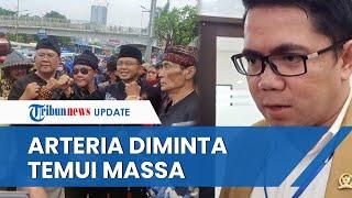 Masyarakat Sunda Gelar Aksi Lanjutan di Gedung DPR Arteria Diminta Keluar Temui Massa