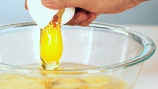How To Perfectly Crack An Egg With One Hand