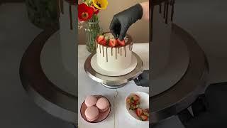 Быстрый декор торта шоколадными подтёками и свежей клубникой