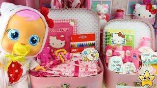 BEBÉS LLORONES Hello Kitty Preparo MALETA Y PAÑALERA para ir de VIAJE y a una PIJAMADA  CRY BABIES