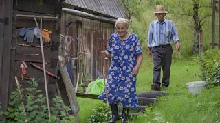 Feliz vejez de una pareja de ancianos en un pueblo de montaña en verano lejos de la civilización