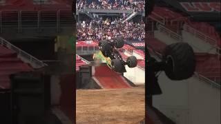 Dragon BACKFLIP TO MOONWALK #monsterjam #monstertrucks #fullsend #wheelie #motorsport #shorts