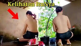 Bikin gak tahan  ngintip Tante semok mandi bugil tanpa di sensor