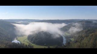 Het graf van de reus doemt op uit de mist ... Le tombeau du géant émerge du brouillard...