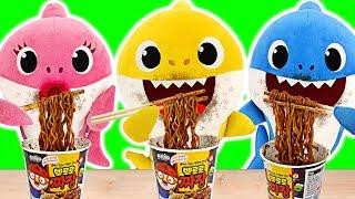 Baby sharks cooks Black Noodle  PinkyPopTOY