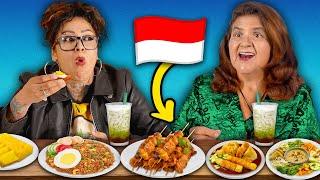 Ibu-ibu Meksiko mencoba makanan Indonesia untuk pertama kalinya 