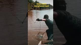 ikan nya mau kabur.. 