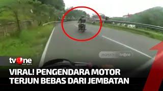 Viral Detik-detik Pemotor Terjatuh di Jembatan Overpass Jalur KA Rel Ganda Banyumas  tvOne