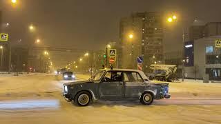 БЕЗУМНЫЙ ДРИФТ ПО ГОРОДУ НА ЖИГАХ - Crazy snow driving стрит на жигулях парный дрифт по городу