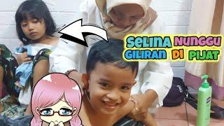 Selina Nunggu Giliran Dipijat  Pijat Tradisional Mbah harti