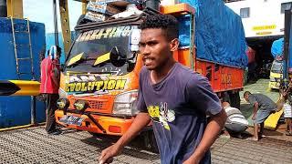 Truck ekspedisi Kupang-Flores Turun dari Kapal Pelabuhan Larantuka
