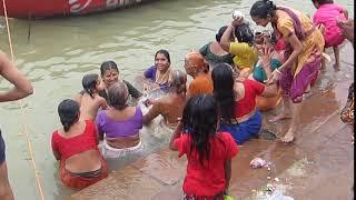 India- women bathing in the Ganges River #Women #gangesriver