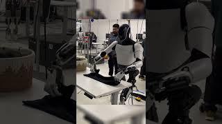 Tesla Optimus Bot FOLDS the Laundry 