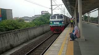 Kereta Jarak Jauh Taksaka Melintas Langsung Dari Stasiun Matraman Ke Arah Stasiun Gambir