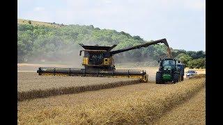 New Holland CR10.90 Harvesting Wheat 2018