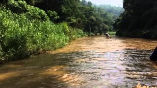 Río en balsa de caña de bambú