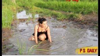 WowBeautiful Girl Fishing Amazing Fishing at Battambang How To catch fish by hand62