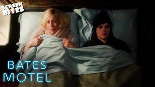 Norma dan Norman Tidur Bersama  Motel Bates  Gigitan Layar