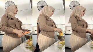 Bunda jilbab cantik masak sayur jagung di dapur