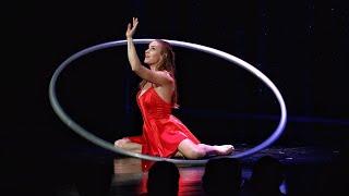Poetische feminine moderne Cyr Rad Zirkus Nummer  Lea Toran Jenner  Solo Performance Moulin Rouge