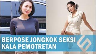 Janda Pose Jongkok Gaya Seksi Wika Salim Pakai Baju Tanpa Lengan Curi Perhatian