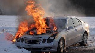 Mercedes in Flammen - Auto brennt auf Feldweg aus
