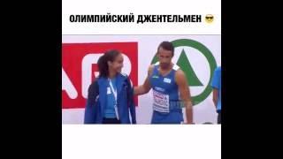 Олимпиец в Rio 2016 укрыл девушку от дождя.Настоящий джентльмен