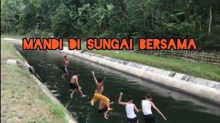 Mandi disungai bersama anak kecil.