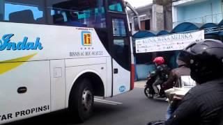 Bus Rosalia Indah NL 224 dilangsir mundur masuk Pool Ros-in Bogor