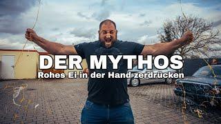 Rohes Ei mit der Hand zerdrücken