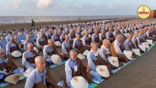 Thầy Nhật Từ cùng Tăng đoàn và Phật tử ngồi thiền ngoài bãi biển Chùa Quan Âm Đông Hải Sóc Trăng