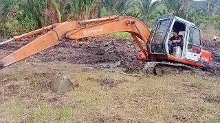 Excavator atau Beko masuk Lumpur di lahan gambut