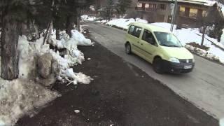 Tir de boules de neige sur voitures