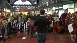 Flashmob - junge norddeutsche philharmonie - Hamburger Hbf - in der Halle des Bergkönig