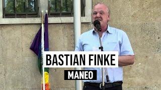 15.07.2024 Berlin Bastian Finke MANEO schwules Anti-Gewalt-Projekt hißt Regenbogen-Fahne bei Polizei