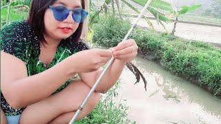 Fishing maniamancing di sungai sawah pedesaan