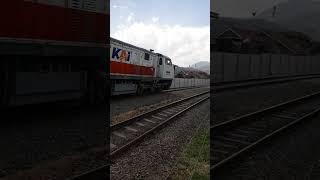 Kereta api pasundan - CC 203 95 12 PWT salam pak mesinis