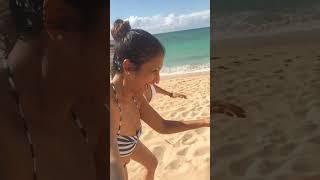 sarah dan rahma azhari di pantai