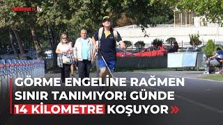 Görme engeline rağmen günde 14 kilometre koşuyor