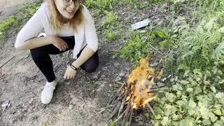 Как выжить в лесу развести огонь и пожарить сало с хлебом приготовление