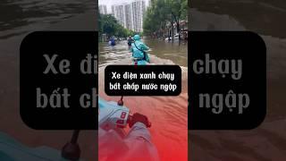 Xe điện xanh chạy bất chấp nước ngập  #funny #funnyvideo #haihuoc #vuinhon #giaitri